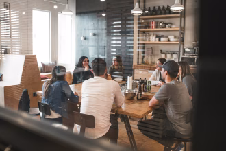 Equipo emprendedor reunido en una oficina tecnológica