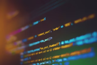 Código informático en una pantalla para ilustrar ciberseguridad