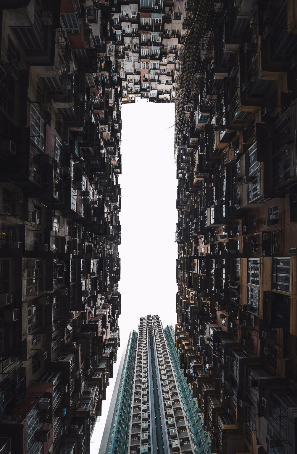 Edificios residenciales altos vistos desde la calle