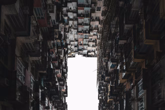 Edificios residenciales altos vistos desde la calle