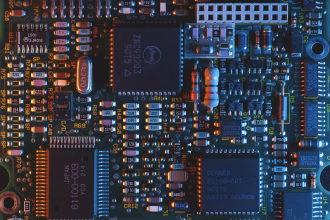 Primer plano de una placa electrónica con semiconductores