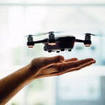 Dron pequeño despegando sobre una mano