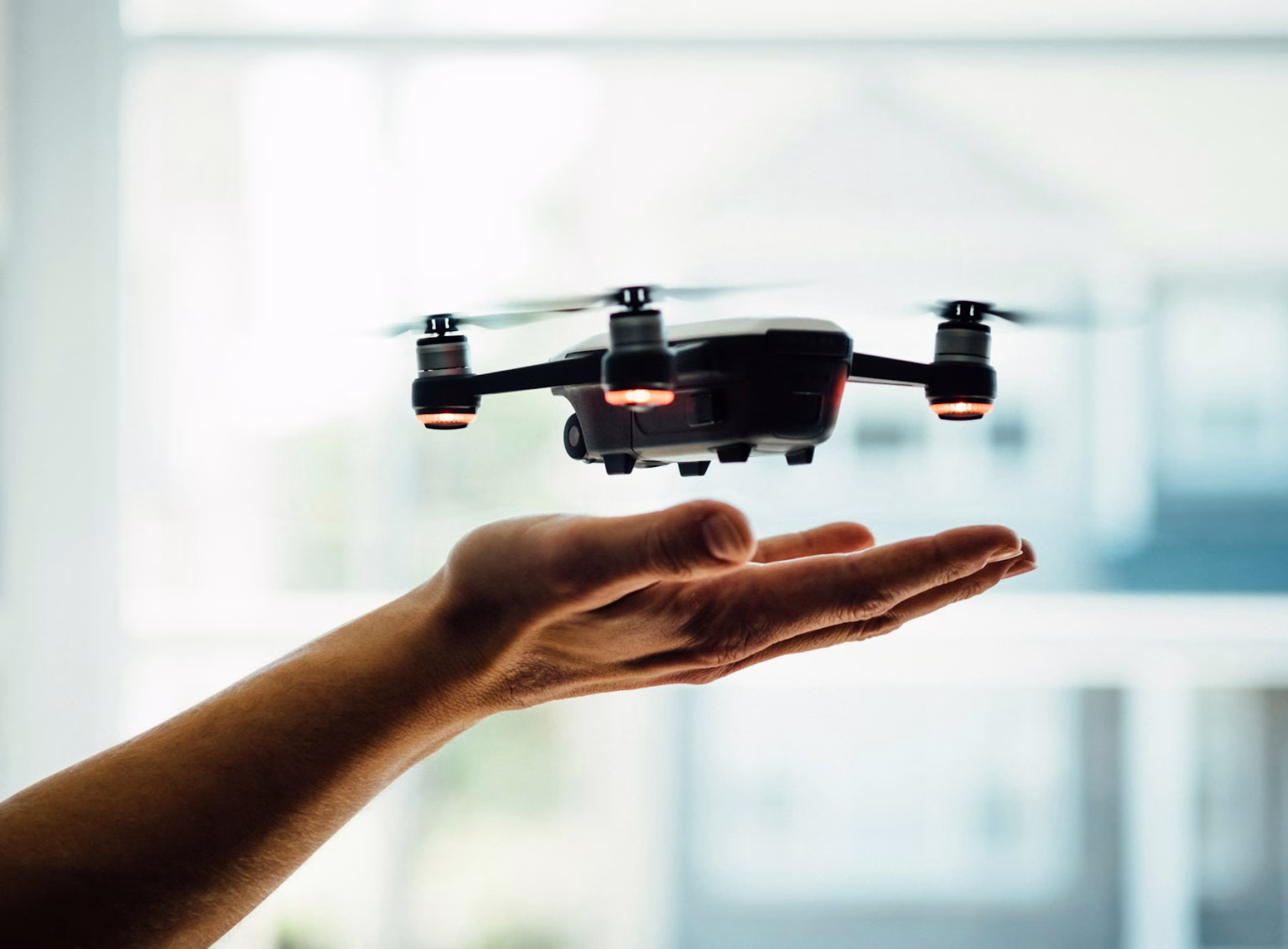 Dron pequeño despegando sobre una mano