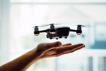 Dron pequeño despegando sobre una mano