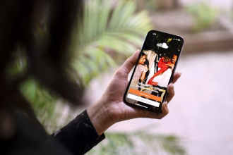 Persona sosteniendo un teléfono móvil en primer plano