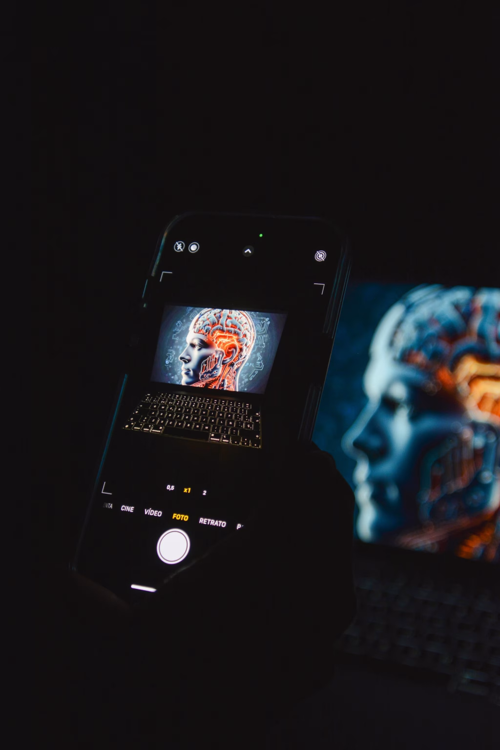 Teléfono capturando una imagen relacionada con inteligencia artificial