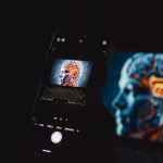 Teléfono capturando una imagen relacionada con inteligencia artificial