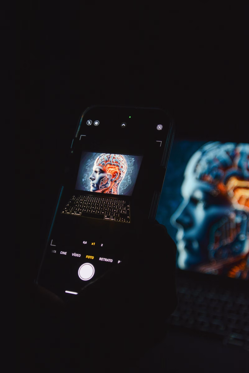 Teléfono capturando una imagen relacionada con inteligencia artificial