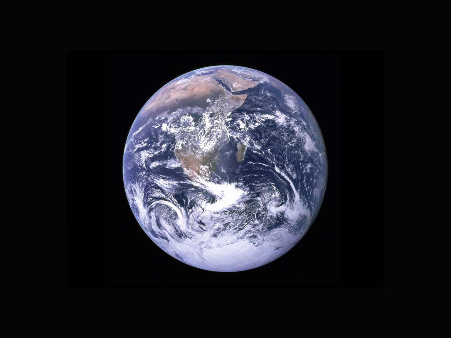 Vista de la Tierra desde el espacio asociada a redes satelitales de conectividad móvil