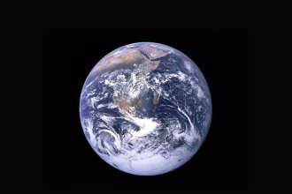 Vista de la Tierra desde el espacio asociada a redes satelitales de conectividad móvil