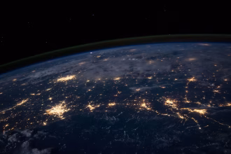 Vista de la Tierra desde el espacio relacionada con satélites de comunicaciones
