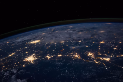 Vista de la Tierra desde el espacio relacionada con satélites de comunicaciones