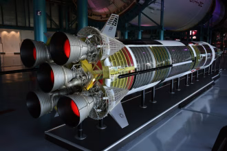 Modelo de motor cohete usado para ilustrar tecnología aeroespacial