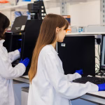 Investigadoras trabajando con ordenadores en un laboratorio
