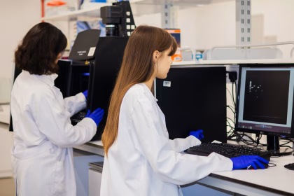 Investigadoras trabajando con ordenadores en un laboratorio