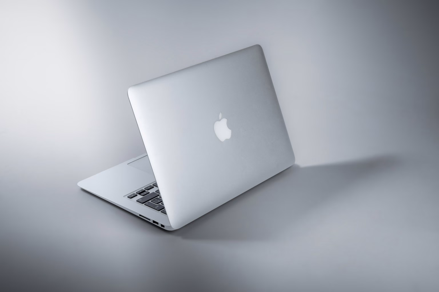 Ordenador portátil sobre una mesa como referencia a tecnología y propiedad intelectual.