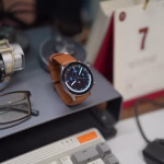 Gafas y reloj inteligente sobre una mesa como imagen temática sobre wearables y privacidad