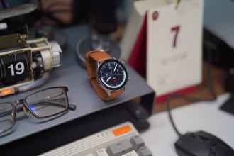 Gafas y reloj inteligente sobre una mesa como imagen temática sobre wearables y privacidad