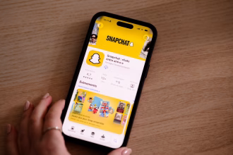 Teléfono móvil con aplicaciones en pantalla, relacionado con moderación en tiendas digitales
