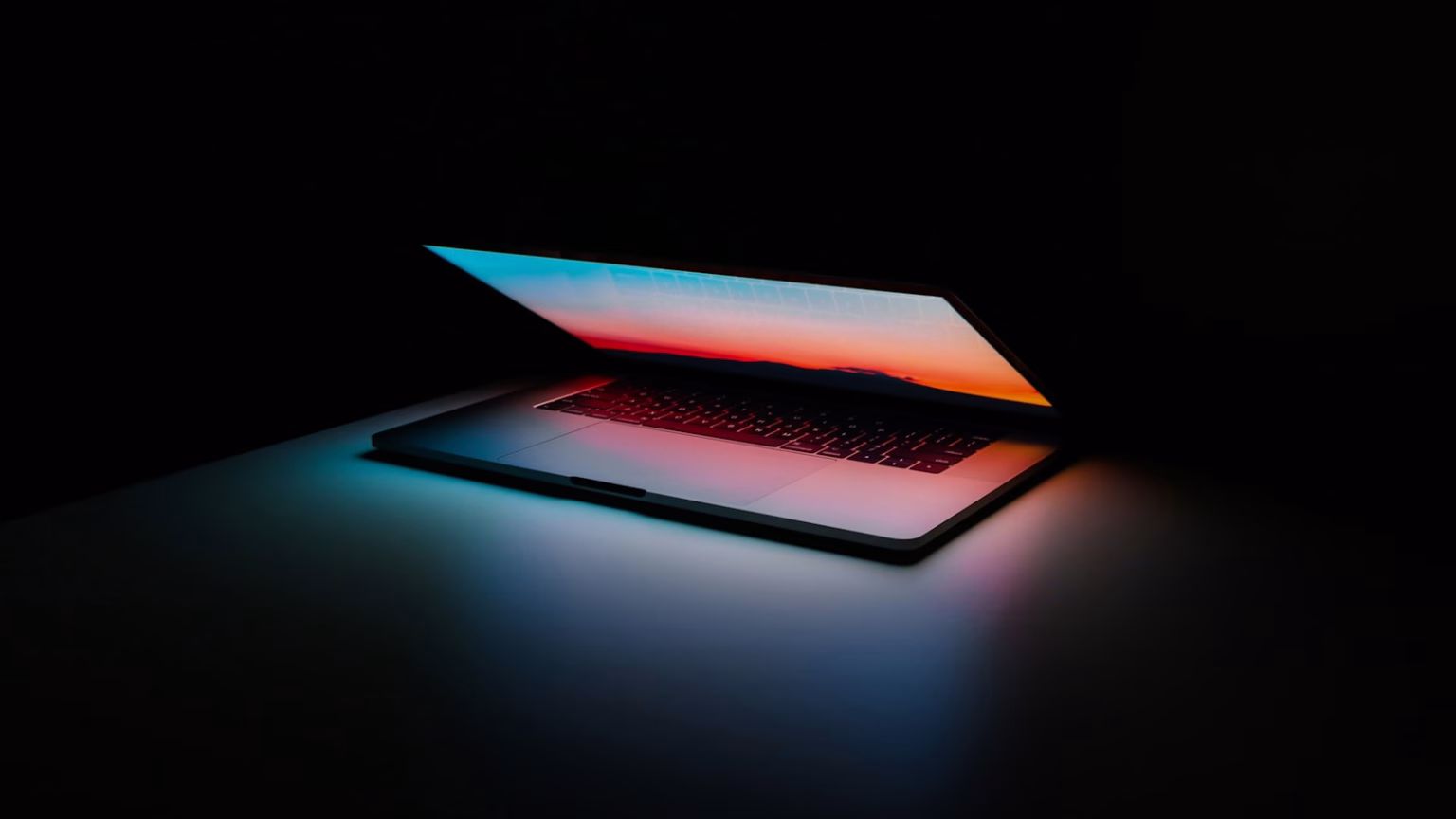 Portátil y teléfono como referencia a privacidad digital y cuentas de usuario