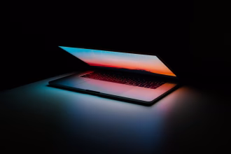 Portátil y teléfono como referencia a privacidad digital y cuentas de usuario