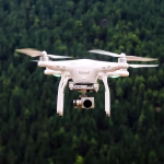 Dron en vuelo como referencia a aeronaves autónomas y movilidad aérea