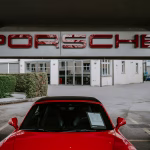 Coche en un concesionario usado como imagen temática de mercado de vehículos