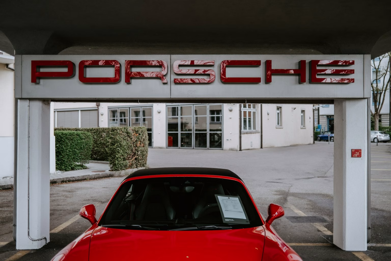 Coche en un concesionario usado como imagen temática de mercado de vehículos
