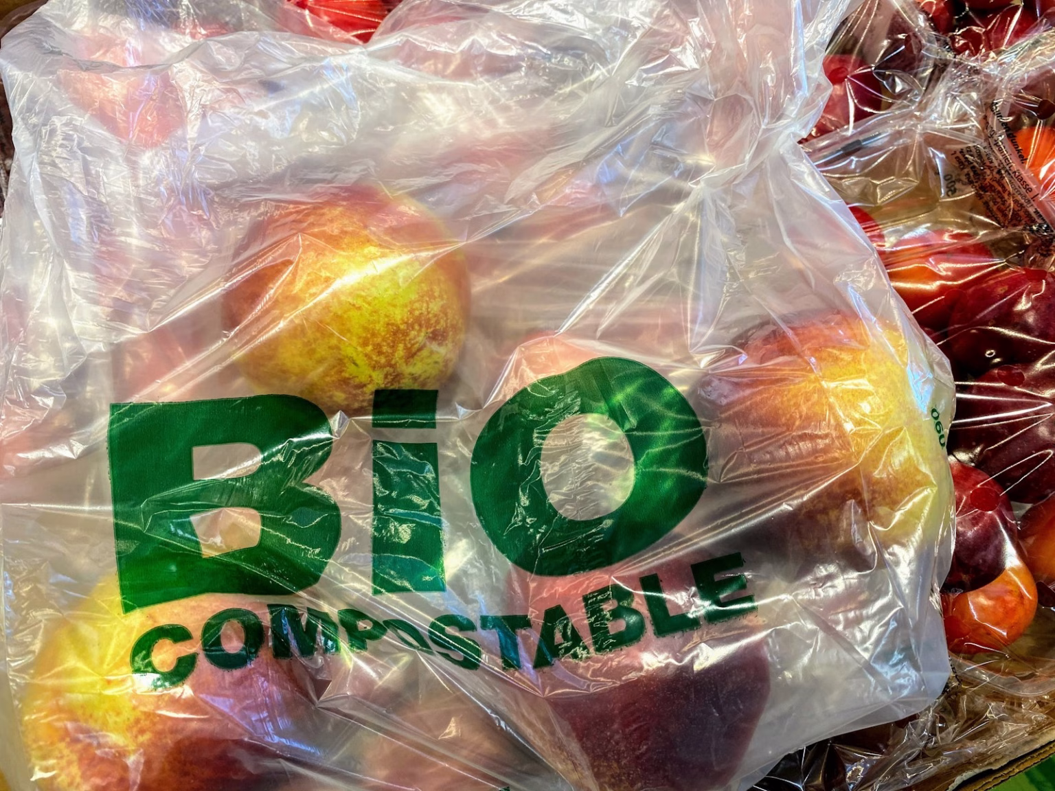 Bolsa compostable para fruta y verdura en un supermercado, asociada a nuevos materiales de packaging sostenible.