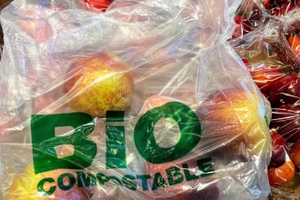Bolsa compostable para fruta y verdura en un supermercado, asociada a nuevos materiales de packaging sostenible.
