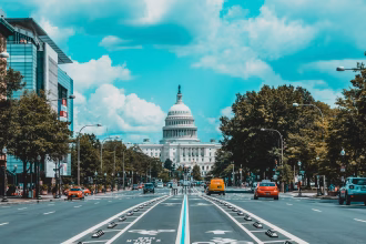 Edificio institucional de Estados Unidos con bandera, asociado a regulación de inteligencia artificial.