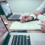 Reunión de inversión con documentos y ordenador, imagen asociada a capital riesgo público y startups tecnológicas.