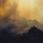 Humo de un incendio forestal visto desde el aire, referencia a drones y vigilancia contra incendios.