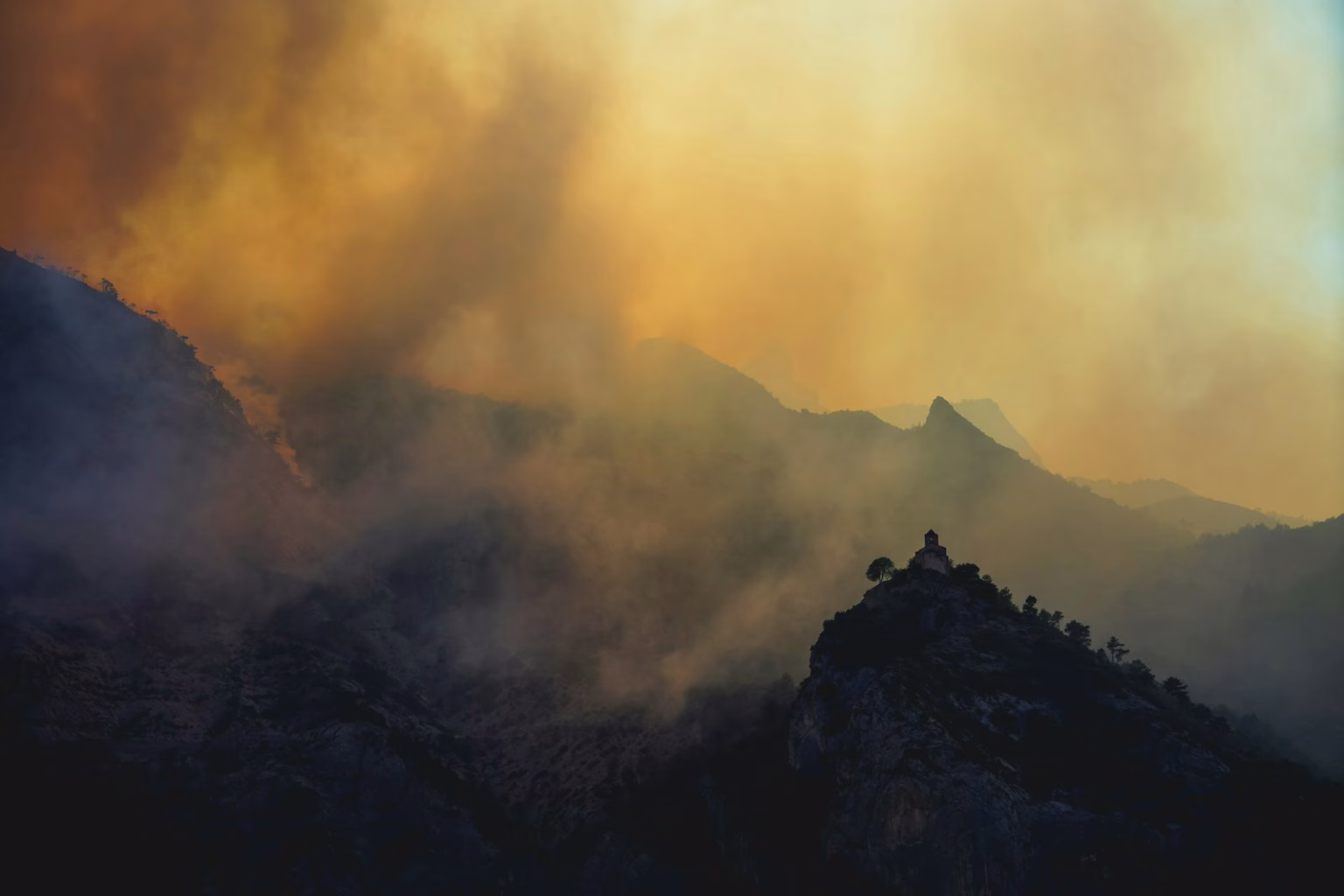 Humo de un incendio forestal visto desde el aire, referencia a drones y vigilancia contra incendios.