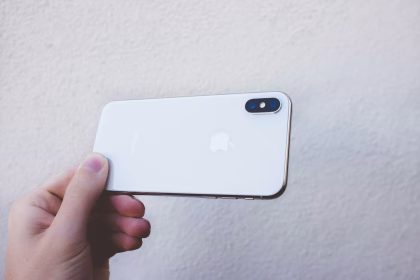 Teléfono móvil usado como imagen temática de moderación y seguridad digital