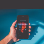Teléfono móvil con símbolos de ciberseguridad y vigilancia digital