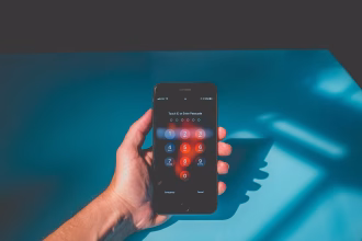 Teléfono móvil con símbolos de ciberseguridad y vigilancia digital