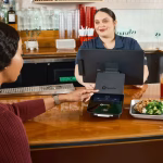 Terminal de pago y sistema de pedidos digitales en un restaurante