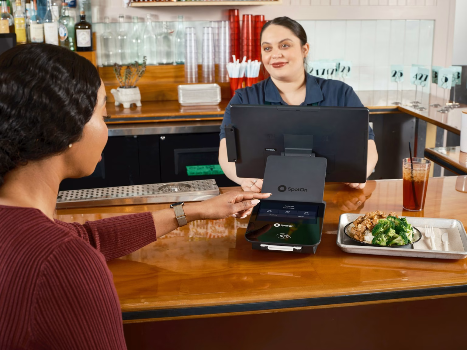 Terminal de pago y sistema de pedidos digitales en un restaurante