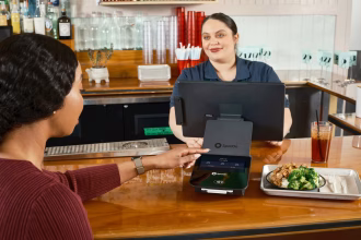 Terminal de pago y sistema de pedidos digitales en un restaurante