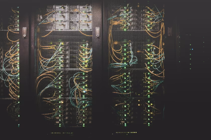 Racks de servidores en un centro de datos para cargas de inteligencia artificial