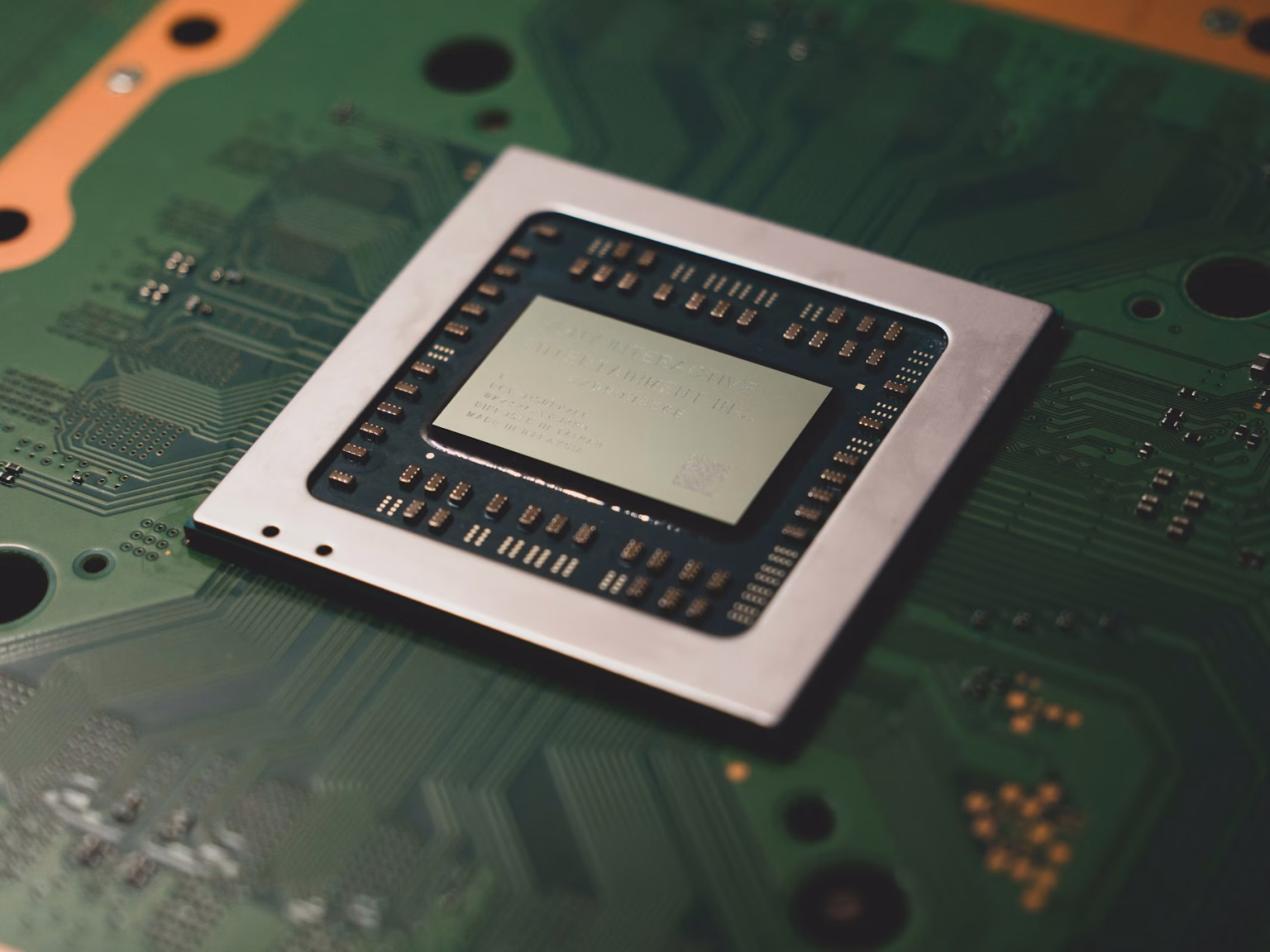 Primer plano de un chip sobre una placa electrónica