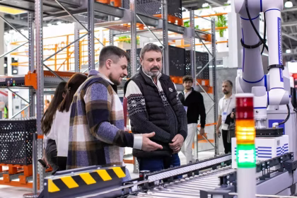 Automatización robótica en un entorno industrial para ilustrar movilidad autónoma