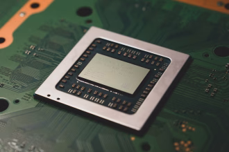 Chip de ordenador sobre una placa para ilustrar semiconductores de redes de IA