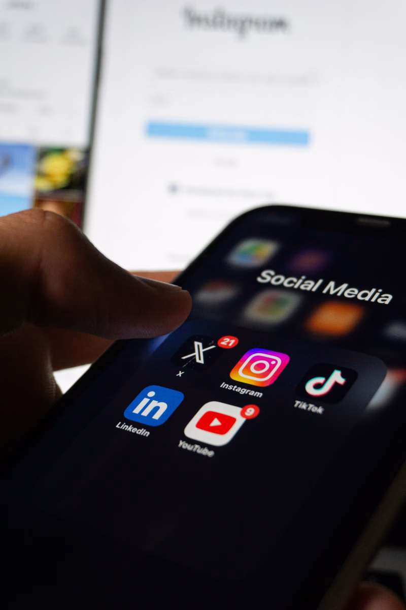 Aplicaciones de redes sociales en un teléfono móvil