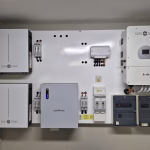 Sistema de energía solar e inversores en una instalación técnica