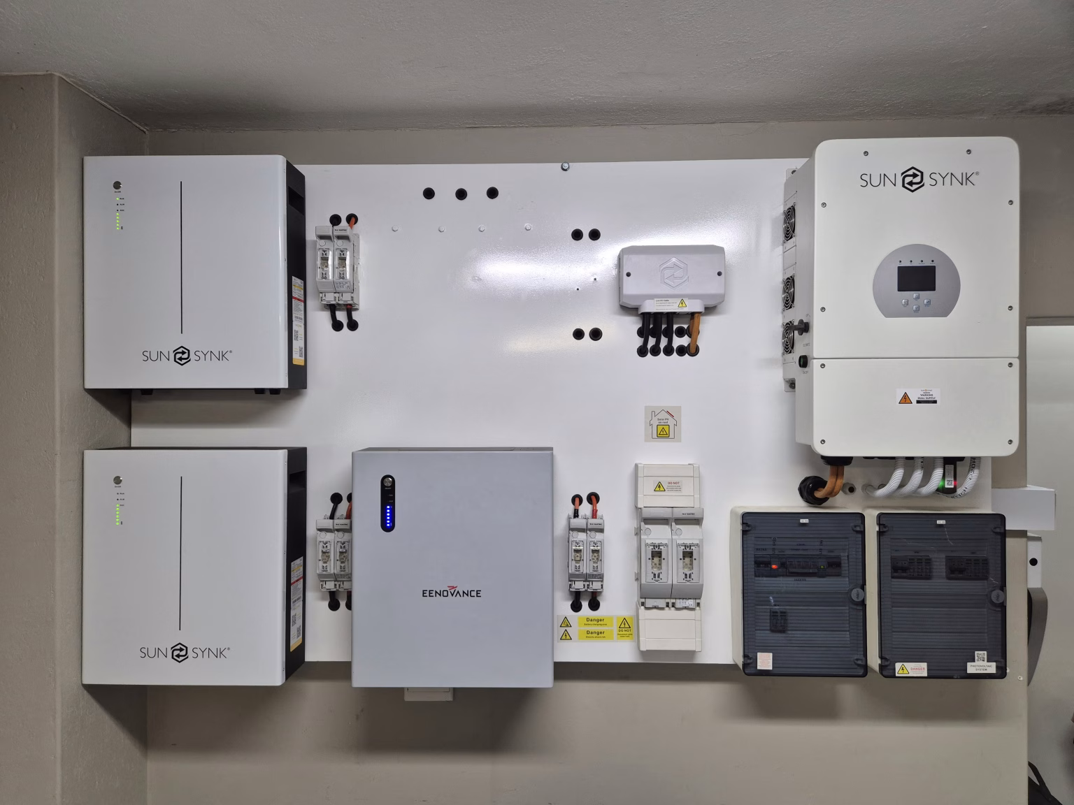 Sistema de energía solar e inversores en una instalación técnica