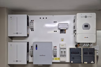 Sistema de energía solar e inversores en una instalación técnica