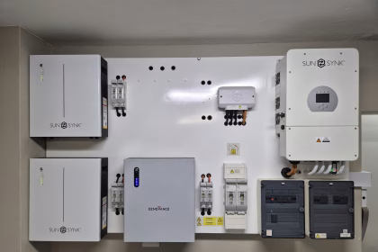 Sistema de energía solar e inversores en una instalación técnica