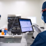 Equipo de laboratorio trabajando en investigación biotecnológica